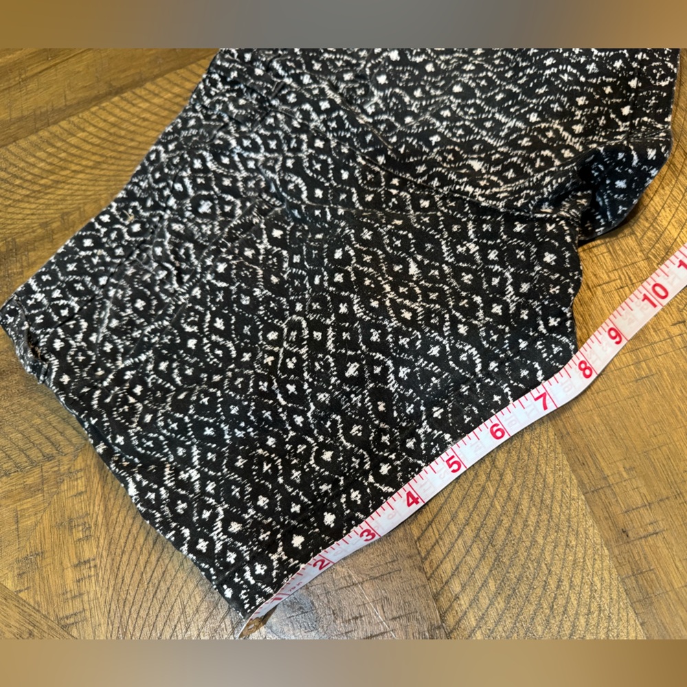American Eagle Wome's Black and White Patterned Shorts - Picture 9 of 14